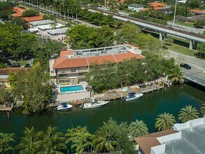 5201 Orduna Dr in Coral Gables, FL - Foto de edificio - Building Photo