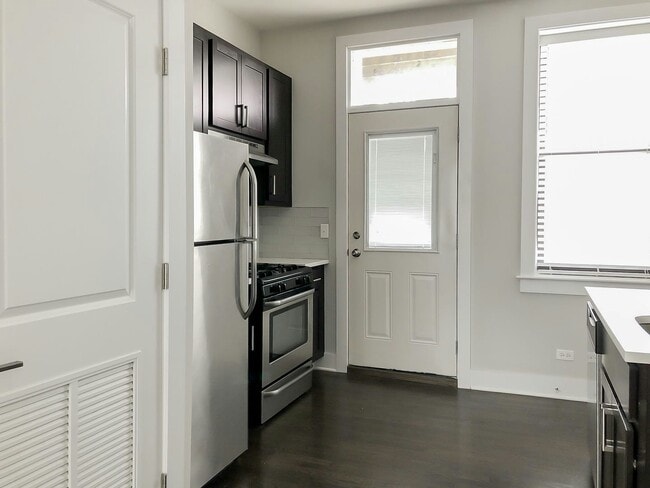 property at 1946 W Nelson St
