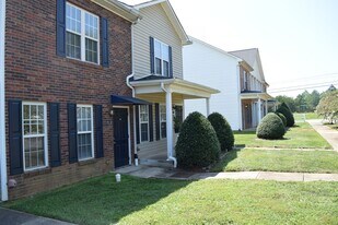 1611 Oak Leaf Dr NW in Hickory, NC - Building Photo