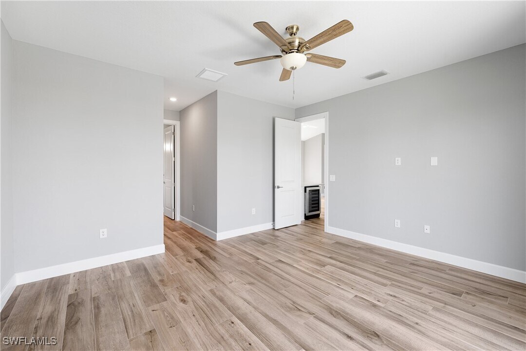 925 NE 11th Terrace in Cape Coral, FL - Foto de edificio