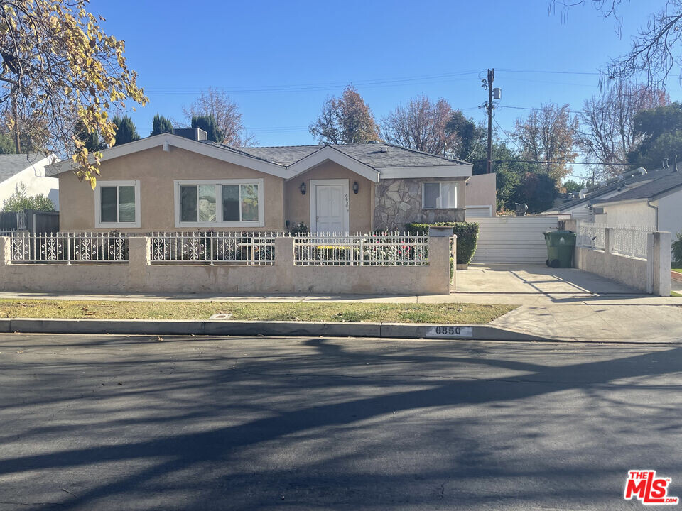 6850 Balcom Ave in Los Angeles, CA - Building Photo