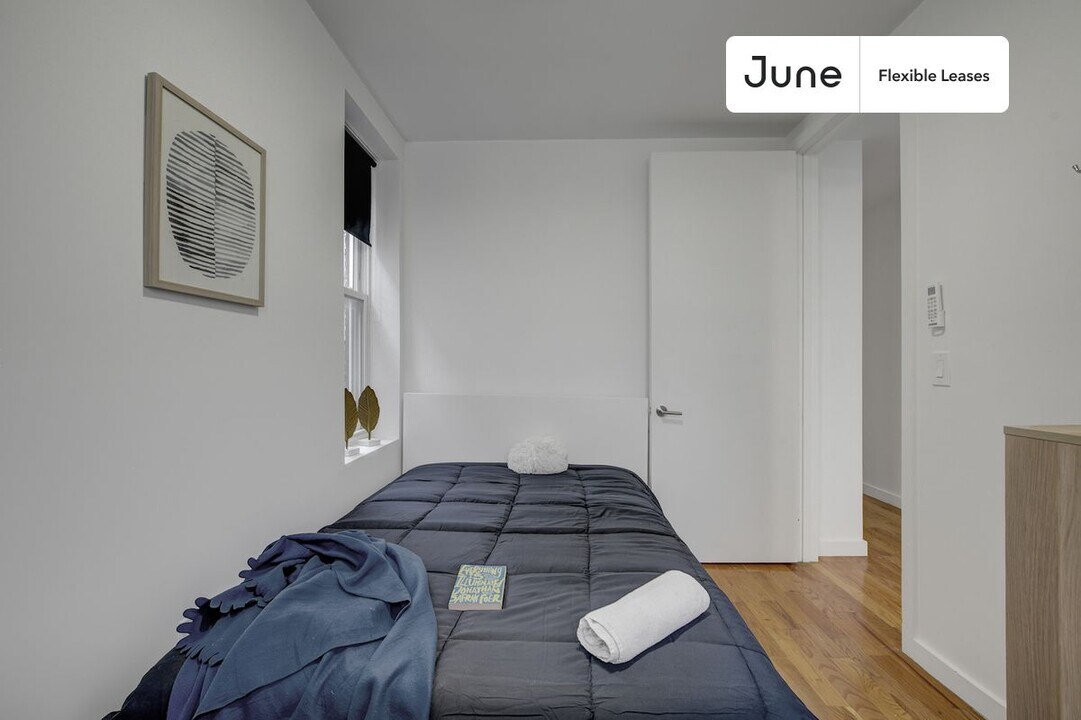 Chic ROOM at The Woodbine House, Unit 4 in Queens, NY - Foto de edificio