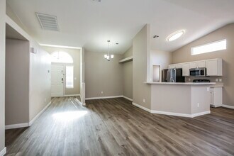 1604 Watercreek Dr in North Las Vegas, NV - Foto de edificio - Building Photo