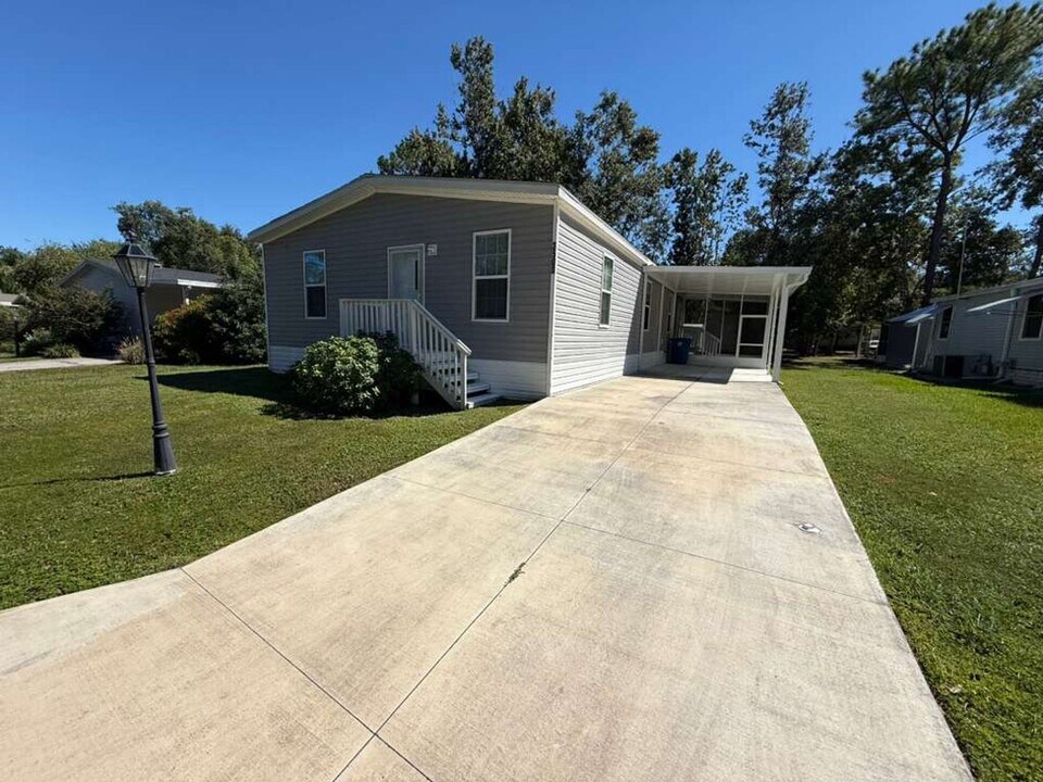 2500 Ayerswood Dr in Brooksville, FL - Building Photo