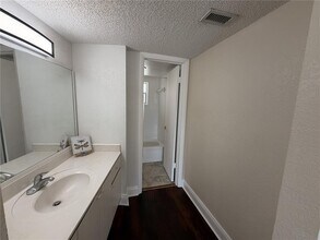 4255 N University Dr, Unit 310 in Sunrise, FL - Foto de edificio - Building Photo