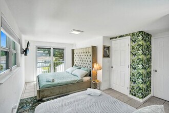 712 SW 7th Terrace in Hallandale Beach, FL - Building Photo - Building Photo