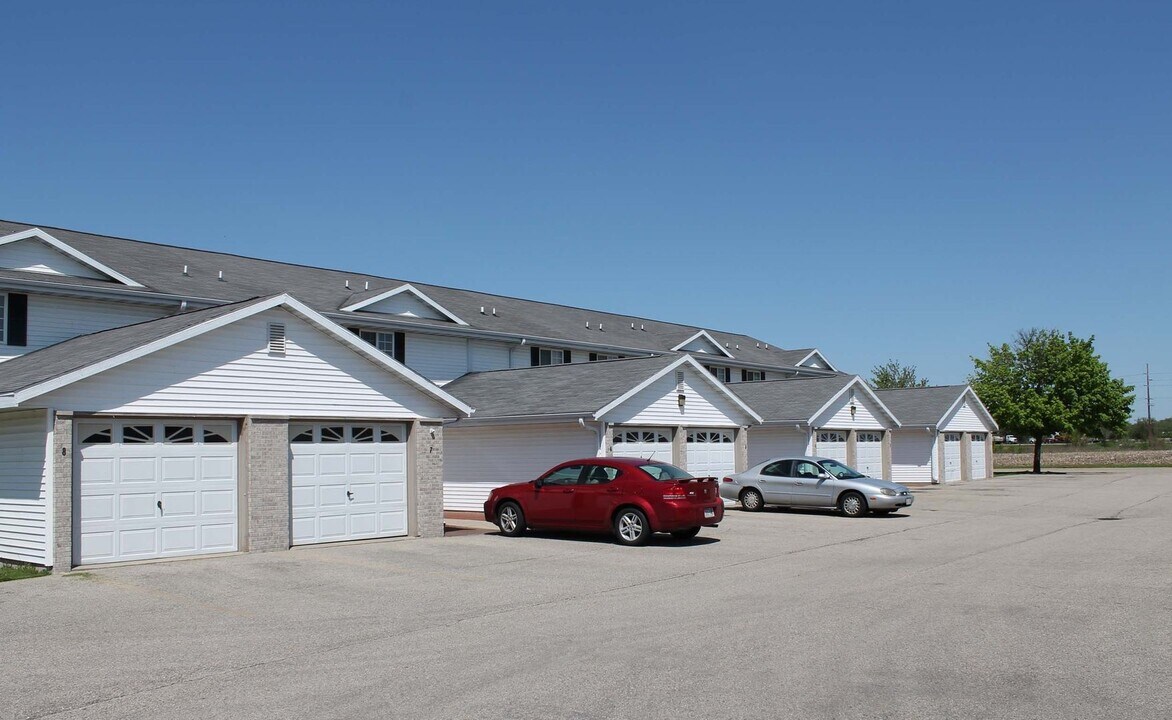 2433 N Wright Rd in Janesville, WI - Building Photo