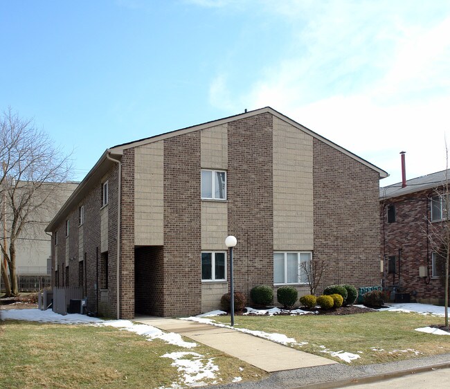 320 3rd St in Oakmont, PA - Foto de edificio - Building Photo