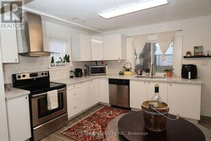 16 River Dr in East Gwillimbury, ON - Building Photo