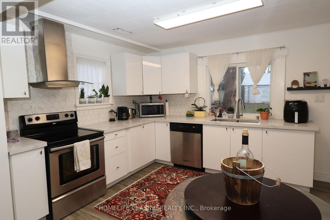 16 River Dr in East Gwillimbury, ON - Building Photo