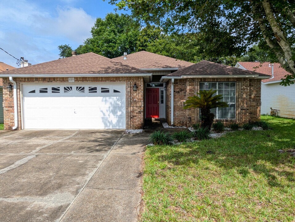 509 Rush Park Cir in Mary Esther, FL - Building Photo