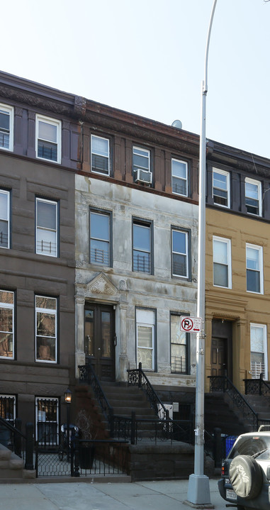 526 Putnam Ave in Brooklyn, NY - Building Photo