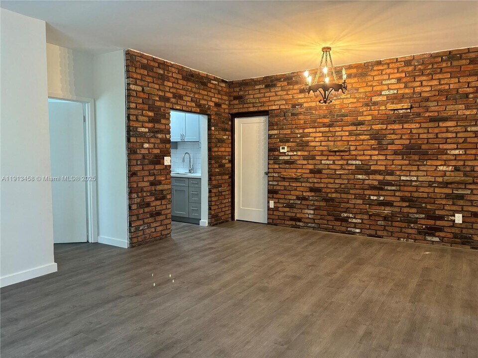 15250 NE 8th Ave in Miami, FL - Building Photo