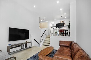 395 Kingston Ct in West New York, NJ - Building Photo