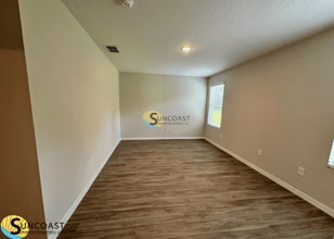 4251 Spring Park Rd in Jacksonville, FL - Foto de edificio - Building Photo