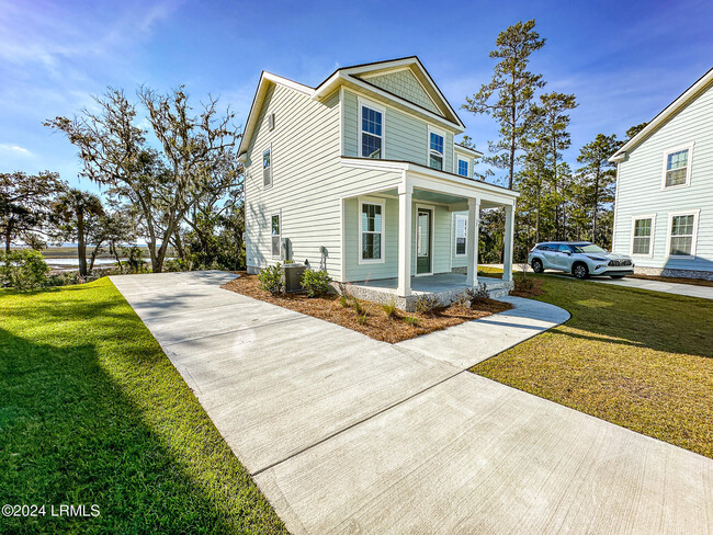 37 Backwater St in Port Royal, SC - Building Photo - Building Photo