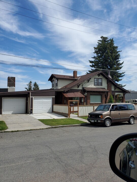 1002 Dearborn Ave in Helena, MT - Foto de edificio