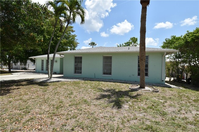 3461 Lakeview Dr in Naples, FL - Foto de edificio - Building Photo
