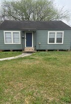 6416 32nd St in Groves, TX - Building Photo
