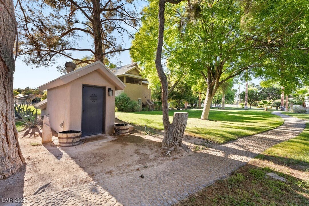 7330 N Rainbow Blvd in Las Vegas, NV - Building Photo