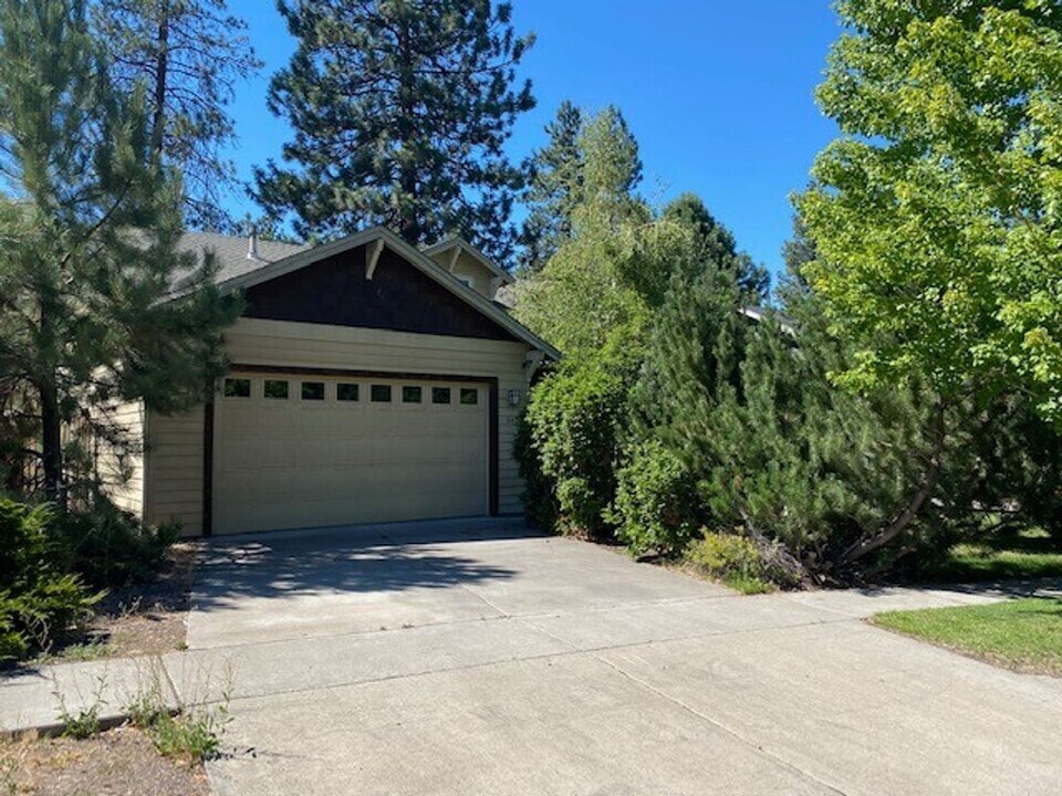 865 SW Silver Lake Blvd in Bend, OR - Building Photo