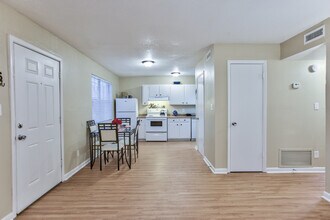 Miccosukee Arms in Tallahassee, FL - Foto de edificio - Building Photo