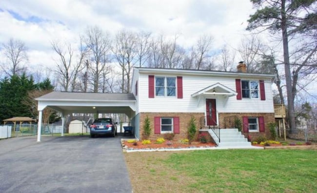 8218 Heron Ln in Lusby, MD - Foto de edificio - Building Photo