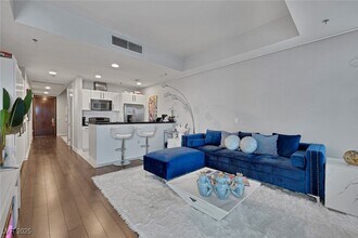 4525 Dean Martin Dr in Las Vegas, NV - Building Photo - Building Photo