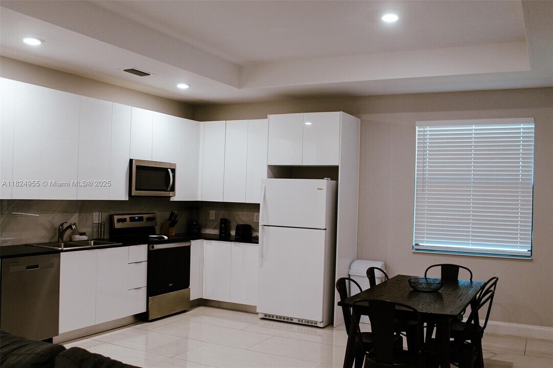 674 Windermere Dr in Lehigh Acres, FL - Foto de edificio