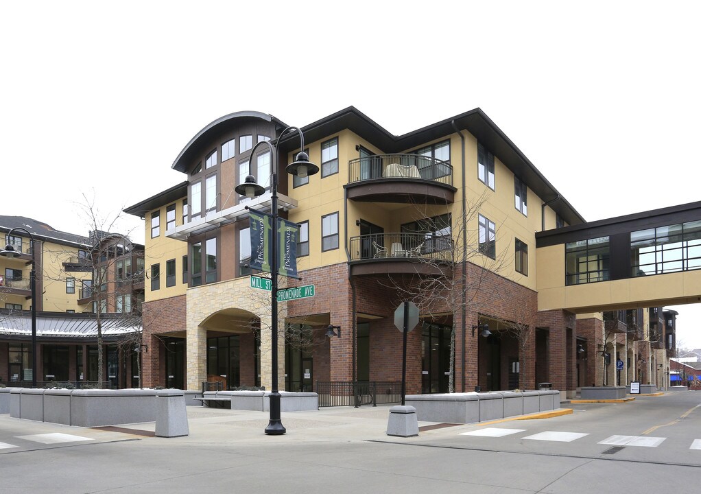 West Block in Wayzata, MN - Building Photo
