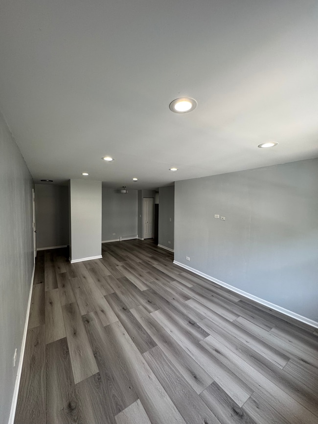property at 5950 N Kenmore Ave