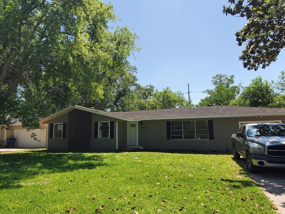 8767 Cloverdale in Beaumont, TX - Building Photo