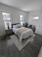 21 Oak St, Unit 1 in East Orange, NJ - Foto de edificio - Building Photo