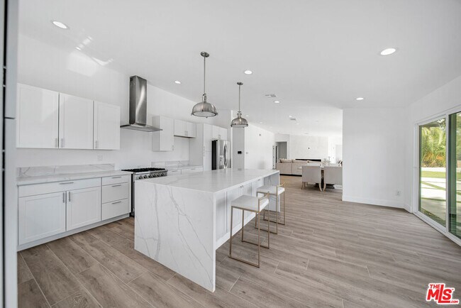 23500 Aetna St in Los Angeles, CA - Building Photo - Building Photo