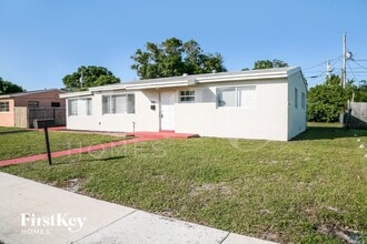 2441 NW 182nd Terrace in Miami Gardens, FL - Foto de edificio - Building Photo