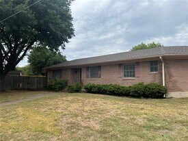 300 Whisenant Dr in Allen, TX - Building Photo