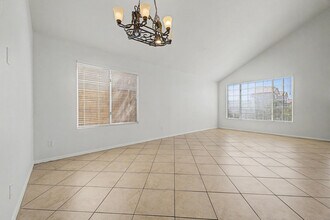 1295 S Honeysuckle Ln in Gilbert, AZ - Building Photo - Building Photo