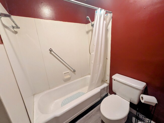512 Middle Ave, Unit B in Wilmerding, PA - Building Photo - Building Photo