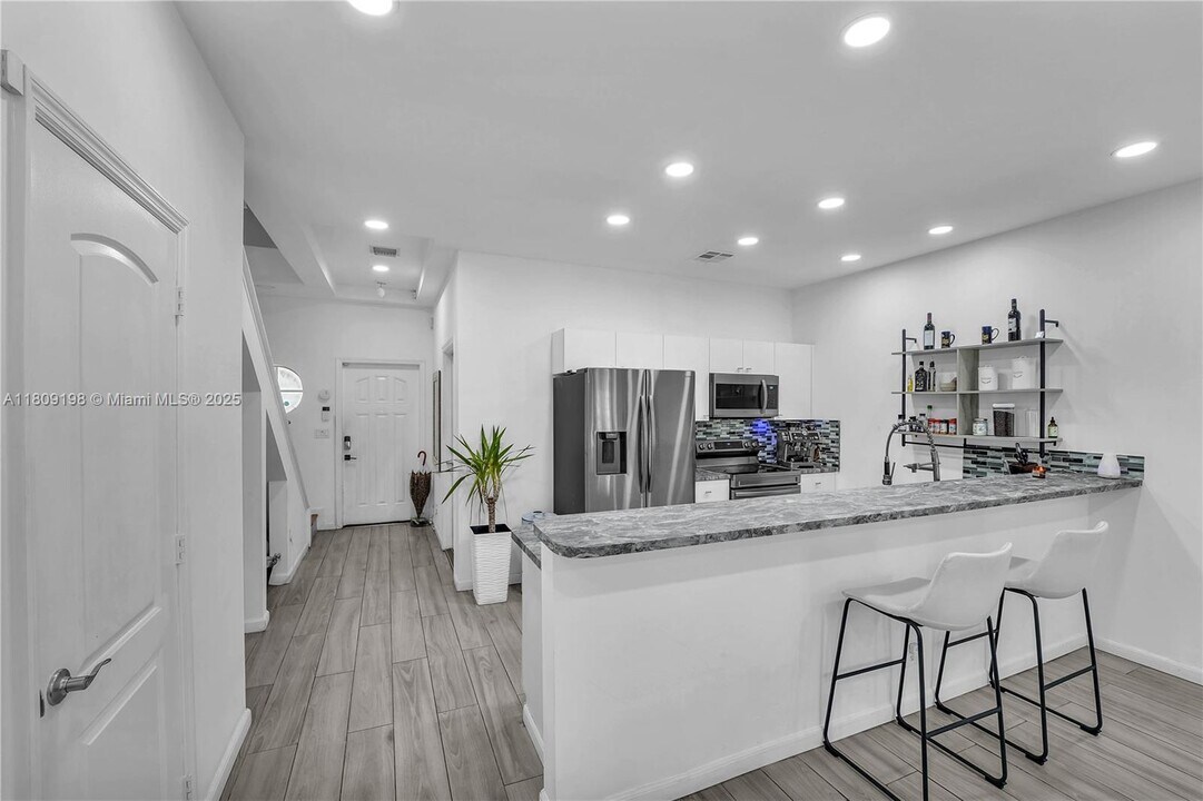 2307 Washington St in Hollywood, FL - Building Photo
