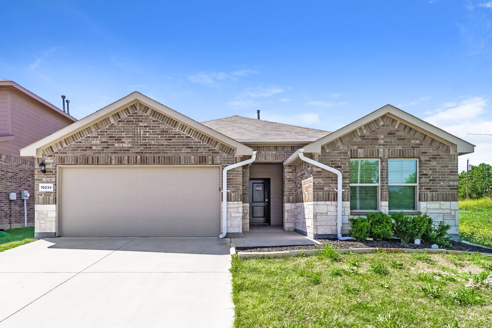 10234 Ft Brown Trl in Crowley, TX - Building Photo
