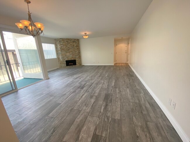 Top Floor Large Bright 2bd/2.5 Bath & Balcony
