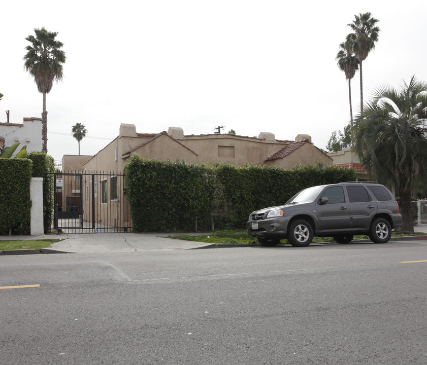 5722-5724 1/2 Fountain Ave in Los Angeles, CA - Foto de edificio