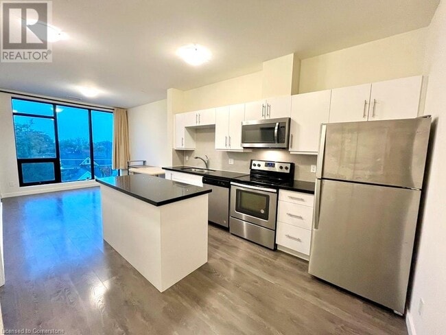 690 King St W