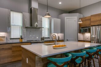 2239 Lovedale Ave, Unit 105 in Dallas, TX - Building Photo - Building Photo