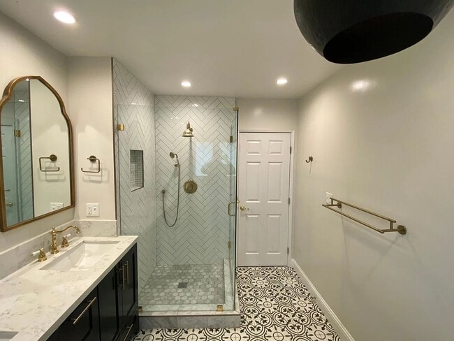 7840 Woodlake Ave in Los Angeles, CA - Building Photo - Building Photo