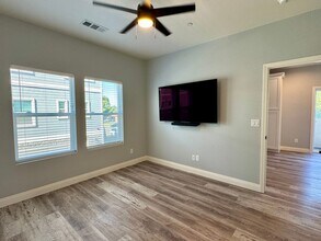 232 W Pearl Ave in Stockton, CA - Building Photo - Building Photo