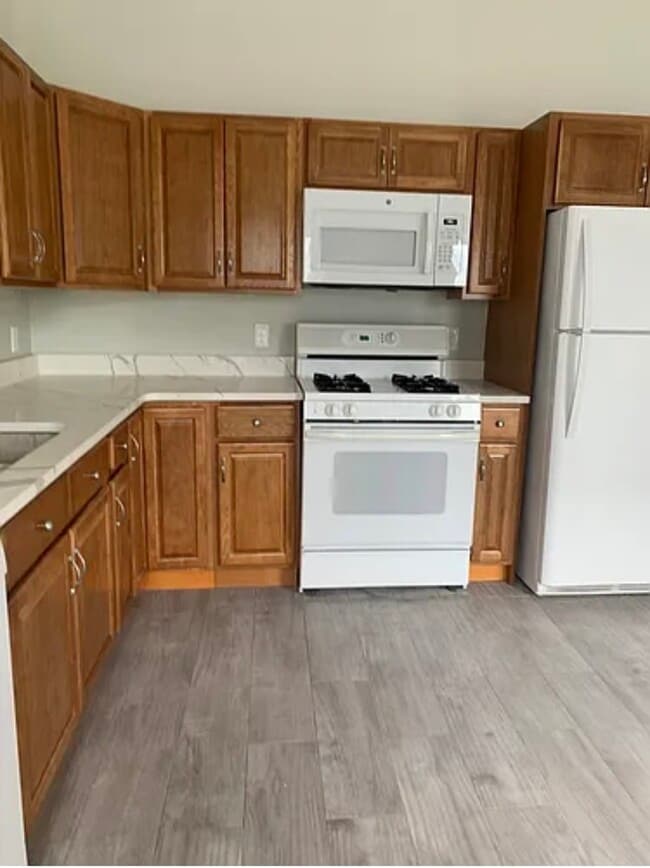 91 Walnut St, Unit 2 in Clinton, MA - Foto de edificio - Building Photo