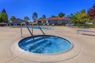 Sunset Pointe in Hesperia, CA - Foto de edificio - Building Photo