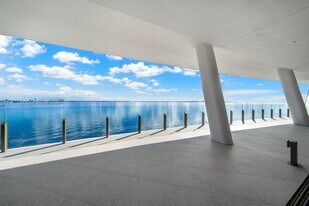 5 Grove Isle Dr in Miami, FL - Building Photo