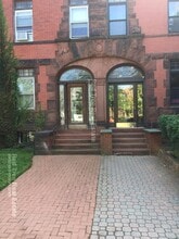 1815 Beacon St, Unit 8 in Brookline, MA - Foto de edificio - Building Photo
